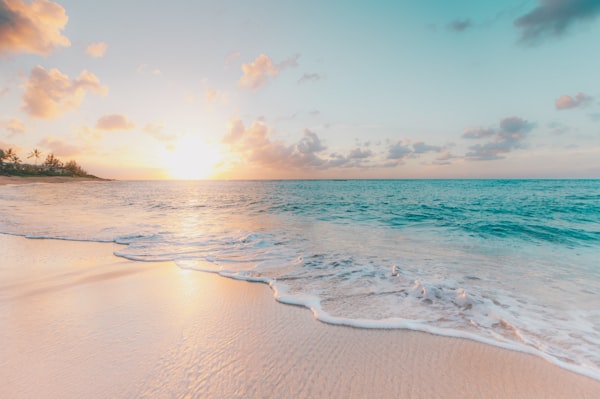 Spiaggia tropicale al tramonto